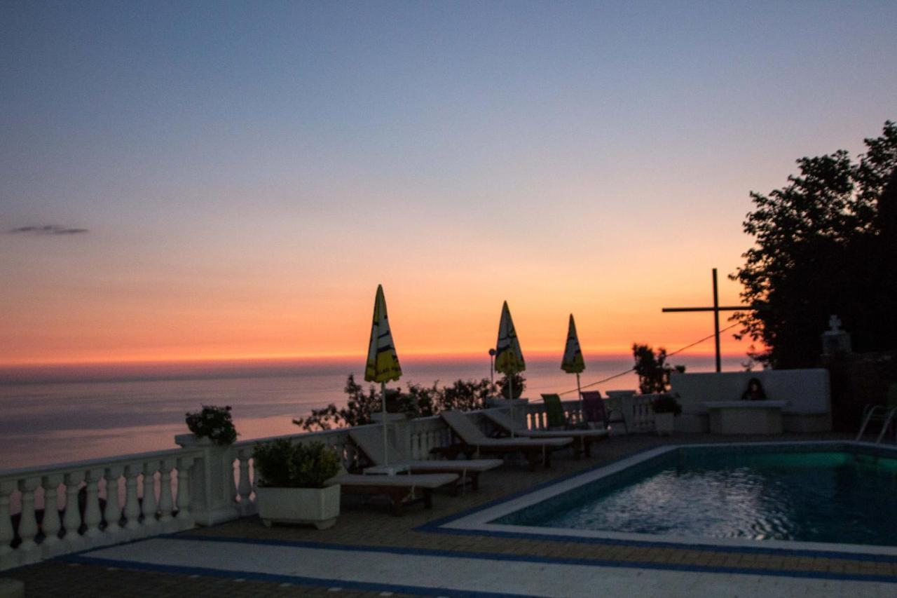 Paradise Lukova Hotel Exterior foto